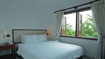 Premium bedding, minibar, in-room safe, desk