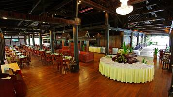 4 restaurants, breakfast, lunch, dinner served; international cuisine