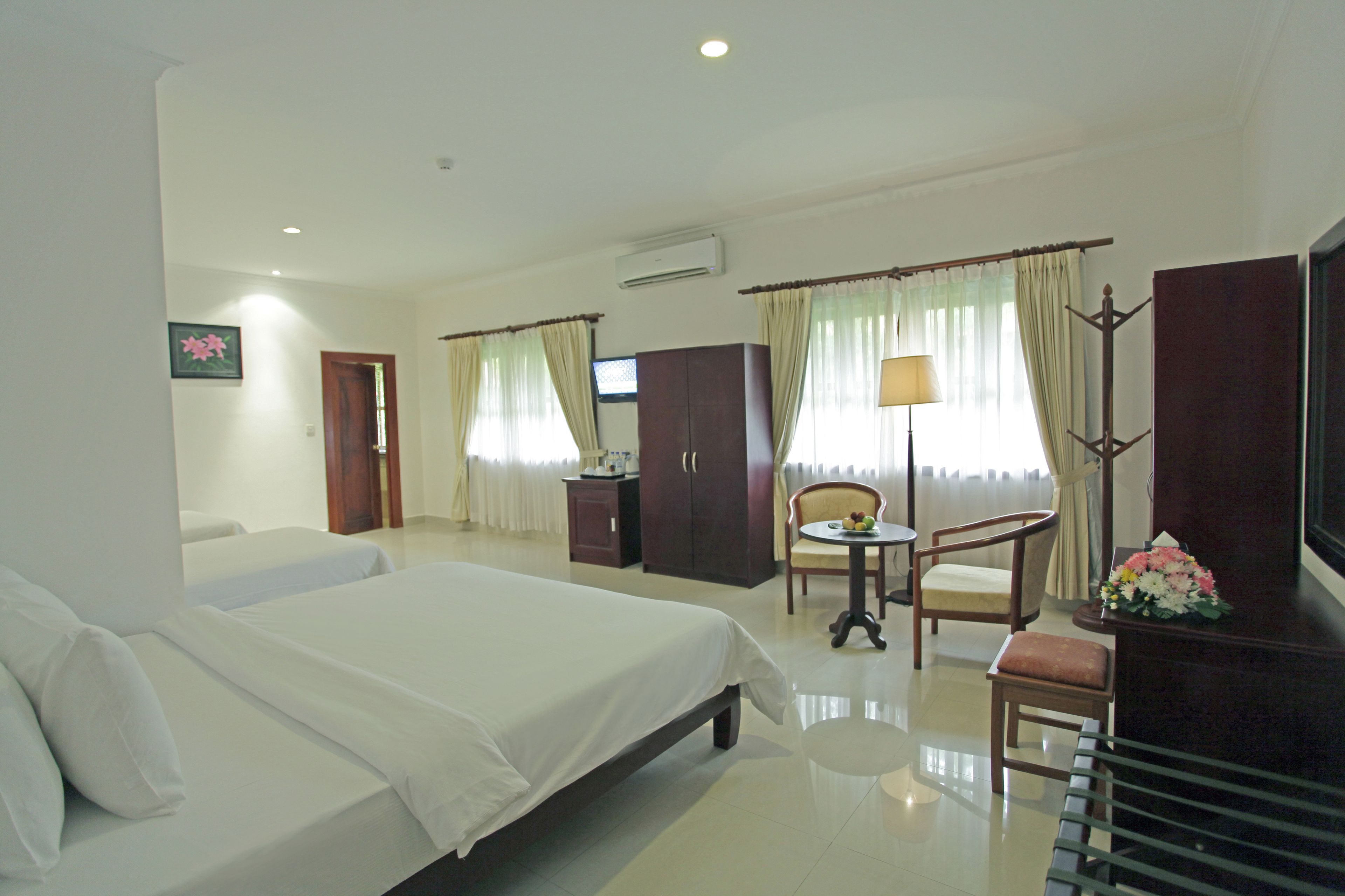 triple room | premium bedding, minibar, in-room safe, desk