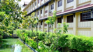 A traditional building with a water feature in front. - Sokhalay Angkor Inn (Siem Reap)