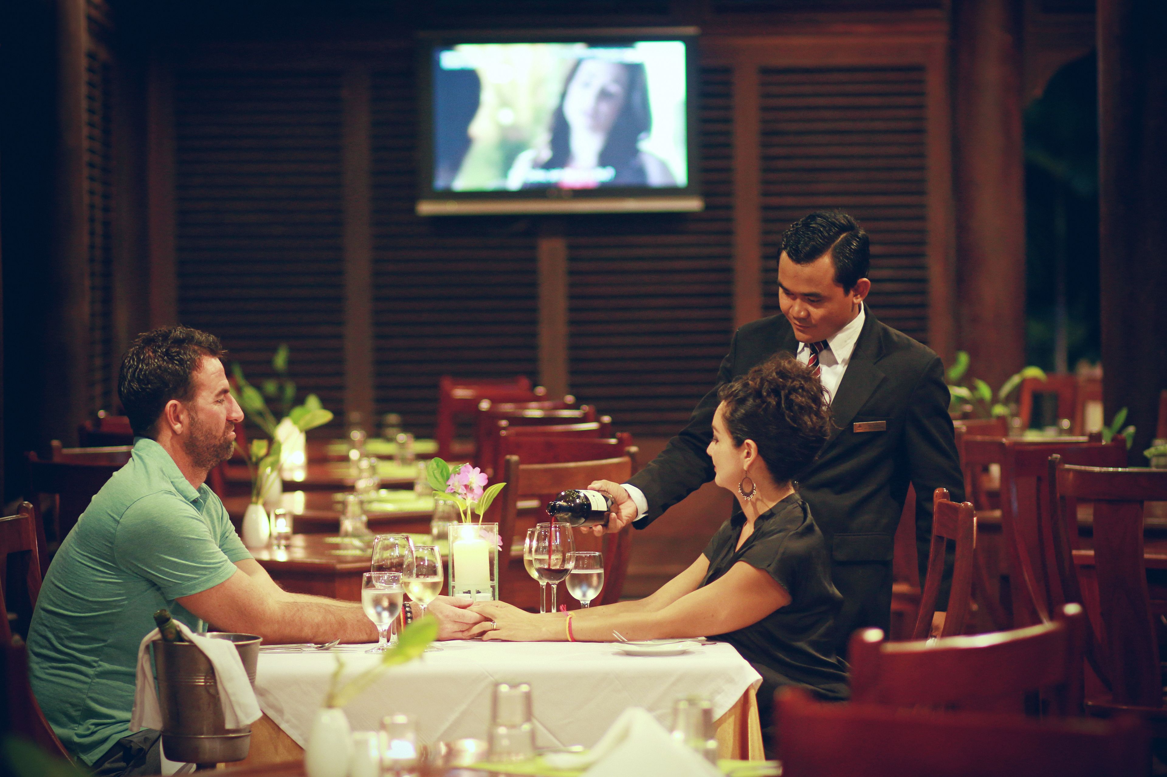 4 restaurants, breakfast, lunch, dinner served; international cuisine