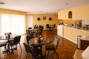 Breakfast buffet - Alvin Extended Stay (Alvin)