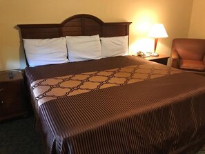 Escritorio, wifi gratis y ropa de cama