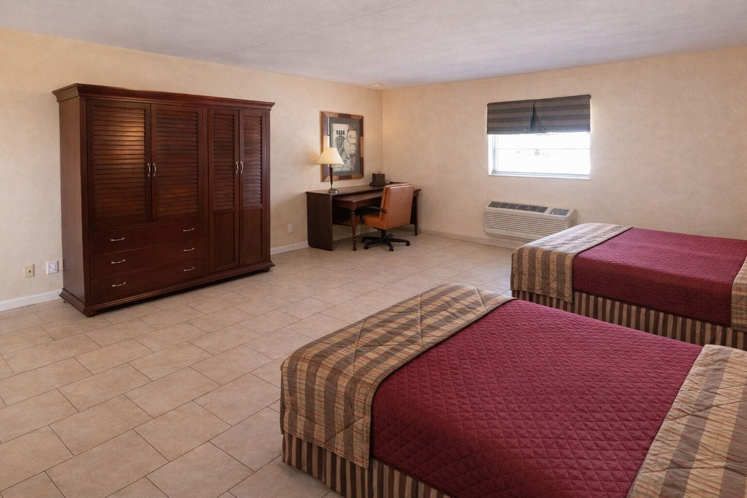 Quarto casal standard | Escrivaninha, Wi-Fi de cortesia, roupa de cama