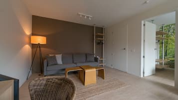 Deluxe Suite | Living area | 32-inch Smart TV with digital channels, TV