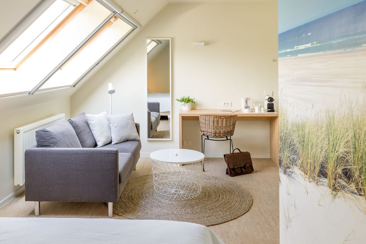Doppel- oder Zweibettzimmer, Gartenblick | Wohnbereich | 32-Zoll-Smart-TV mit Digitalempfang, Fernseher