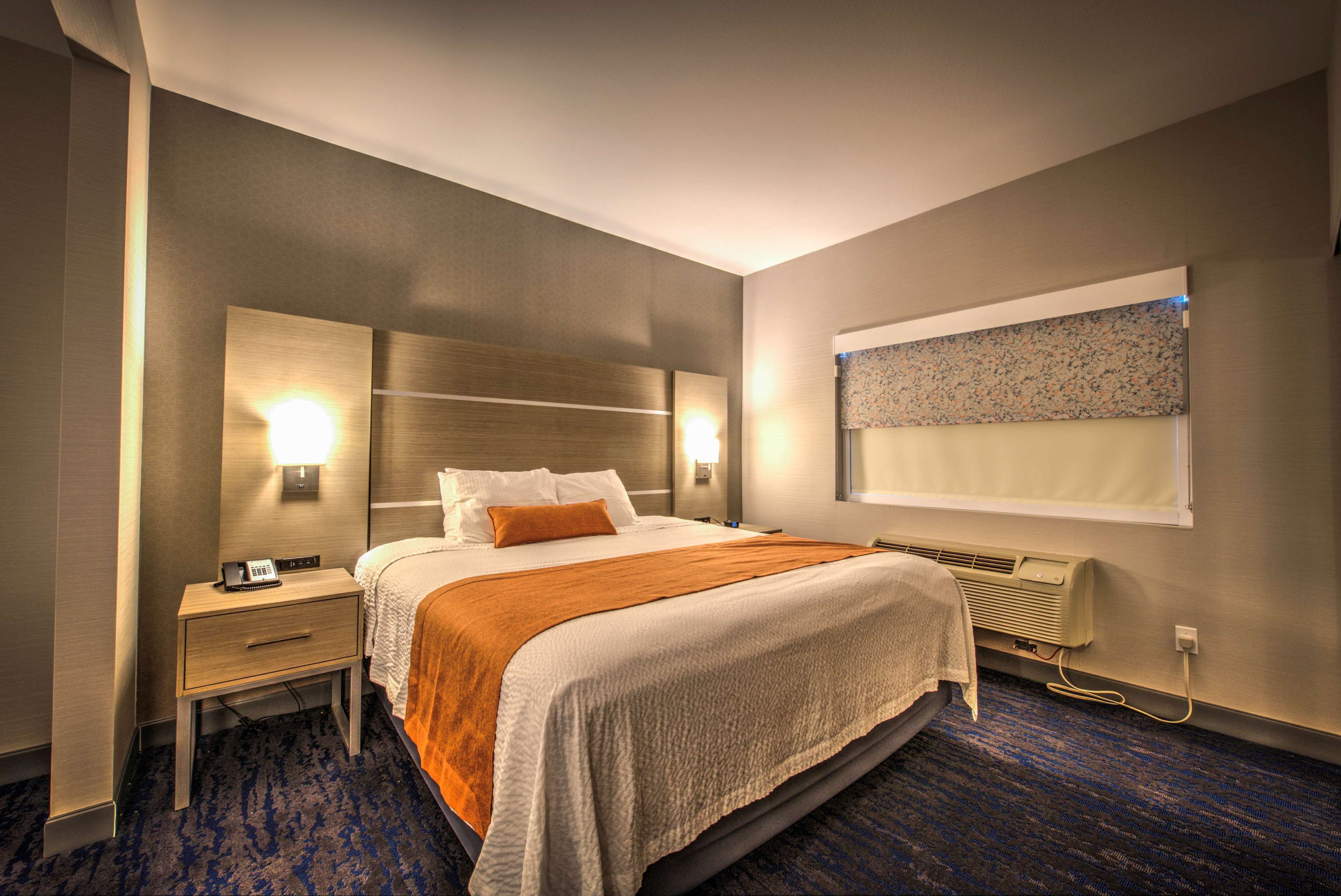 standard room, 1 king bed, accessible, non smoking | pillow-top beds, desk, iron/ironing board, free wifi