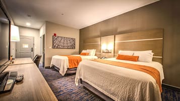 Camas con pillow-top, escritorio y tabla de planchar con plancha
