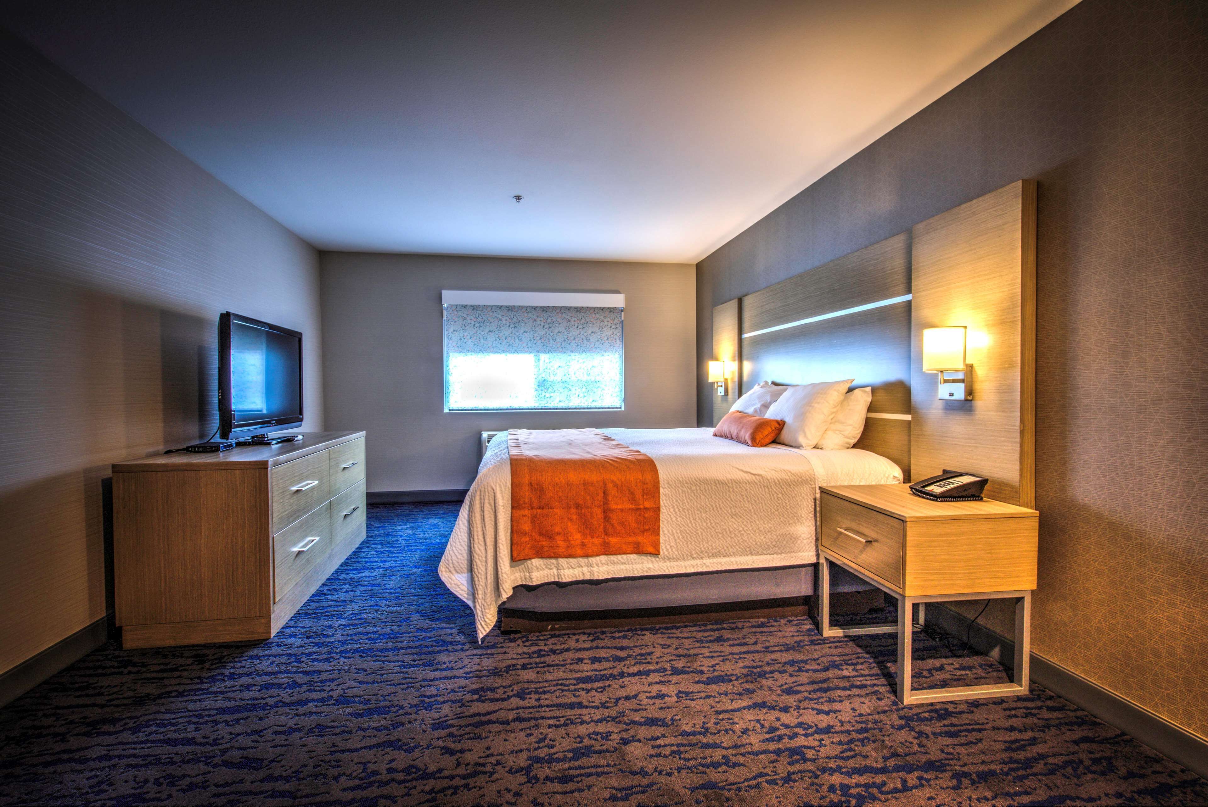 suite, 1 king bed, non smoking (oversized room;with sofabed) | pillow-top beds, desk, iron/ironing board, free wifi