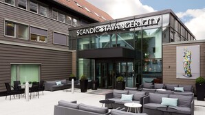 A modern building with a glass facade and the name "Scandinavian Stavanger City" on the front. - Scandic Stavanger City (Stavanger)