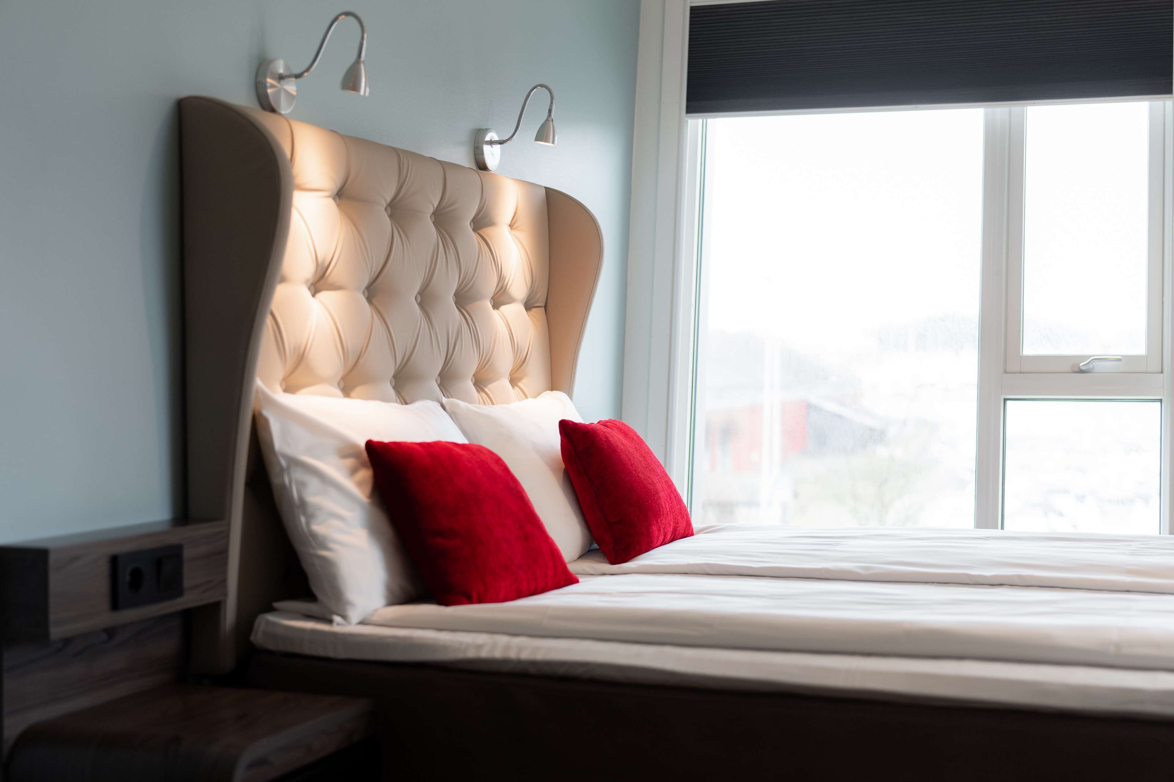 Habitación superior, 1 cama Queen size | Camas con pillow-top, caja de seguridad en la habitación y escritorio 