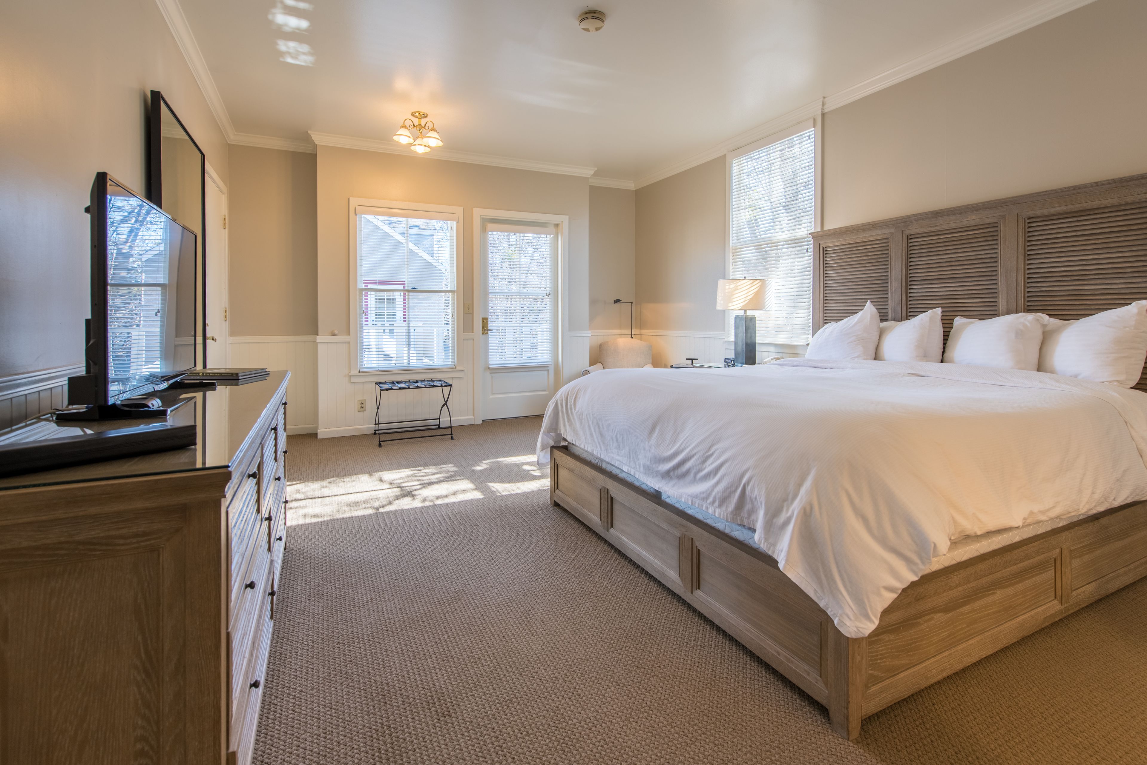 carriage house king | individually decorated, desk, iron/ironing board, free wifi