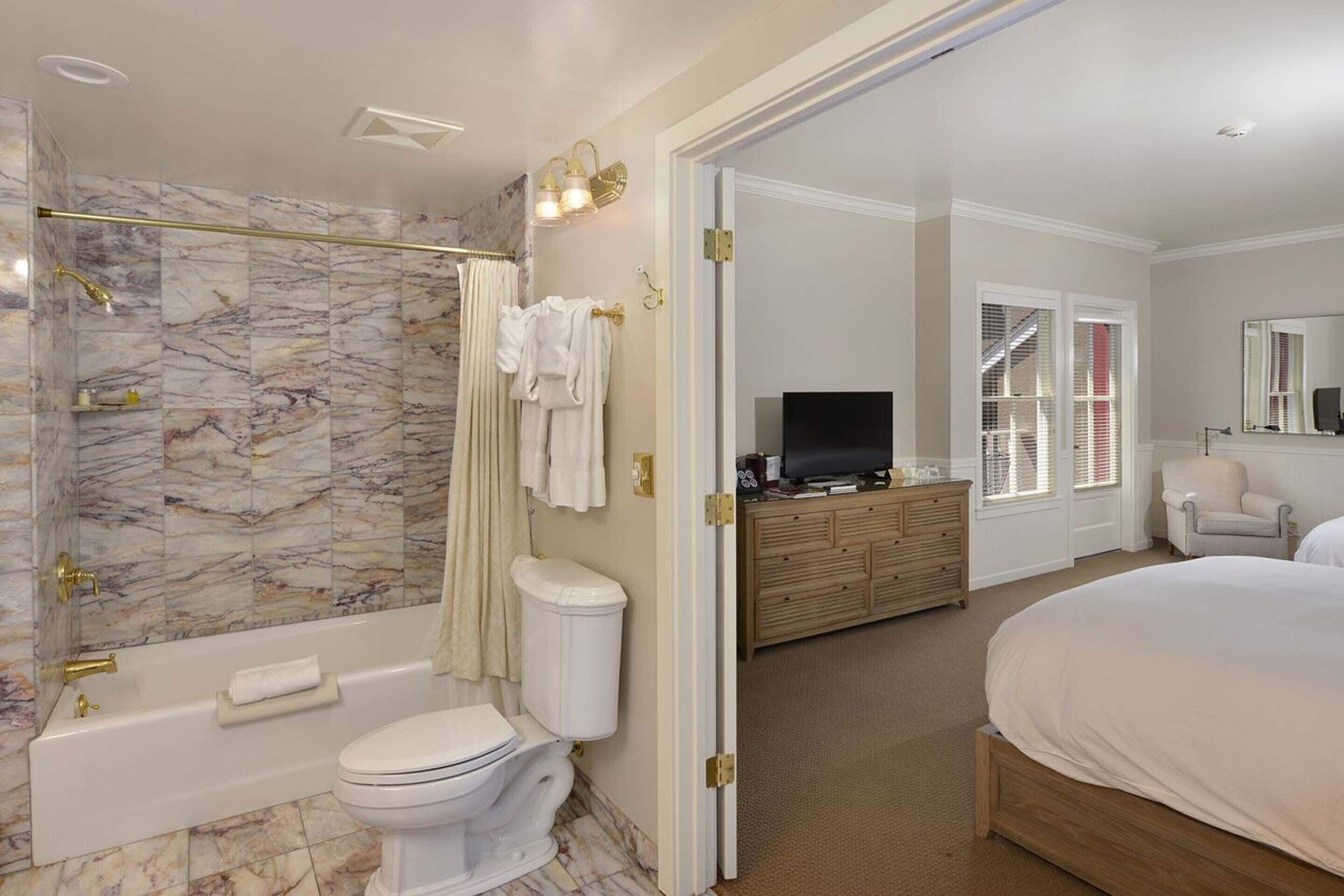 carriage house junior suite | bathroom | free toiletries, hair dryer, towels