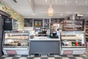 Petit déjeuner préparé sur commande servi tous les jours en supplément