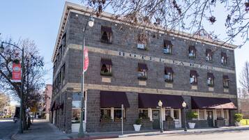 Vista frontal de la propiedad