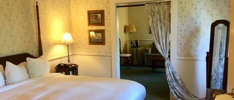Historic Junior Suite | Desk, iron/ironing board, WiFi (free), individually decorated