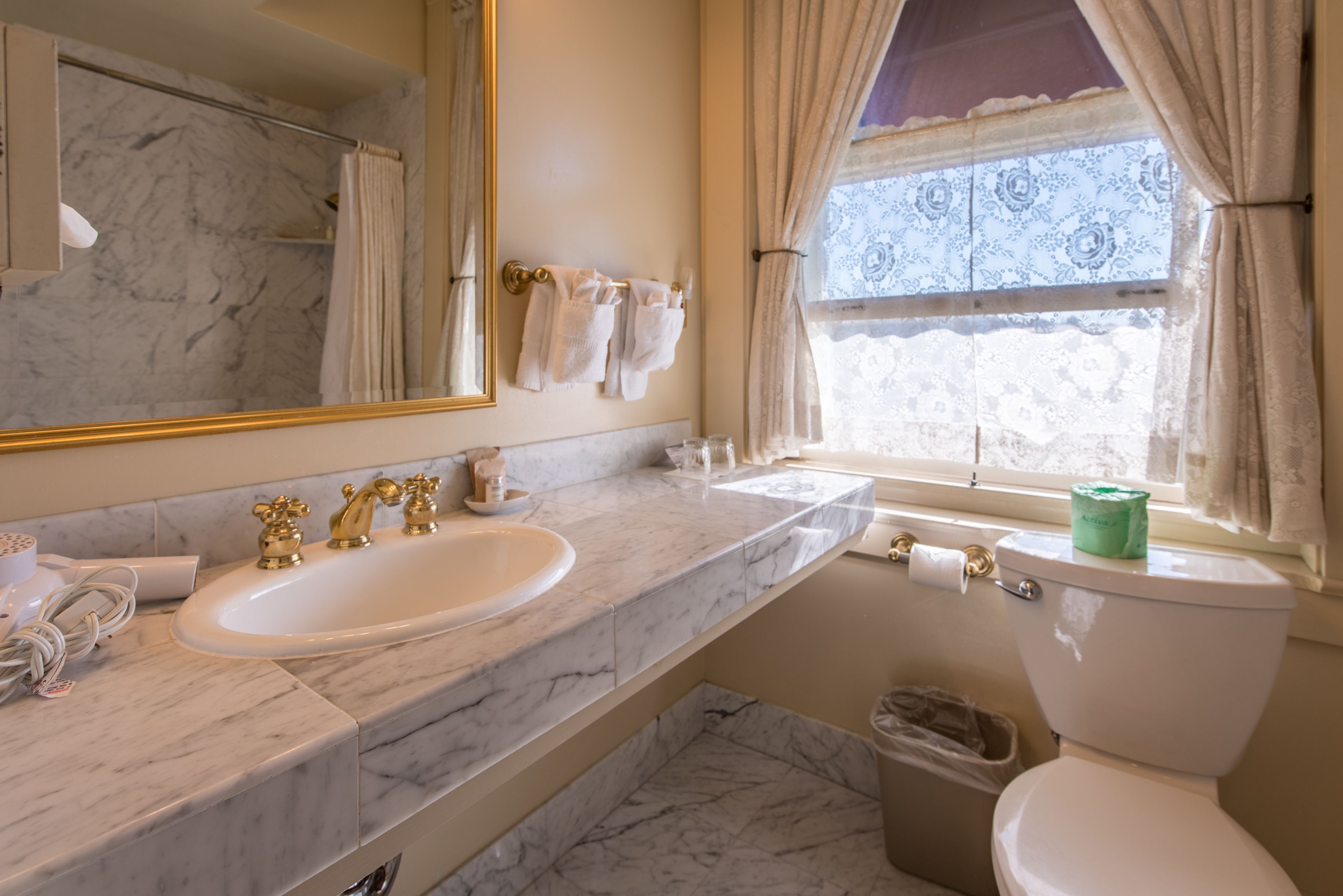 historic queen | bathroom | free toiletries, hair dryer, towels