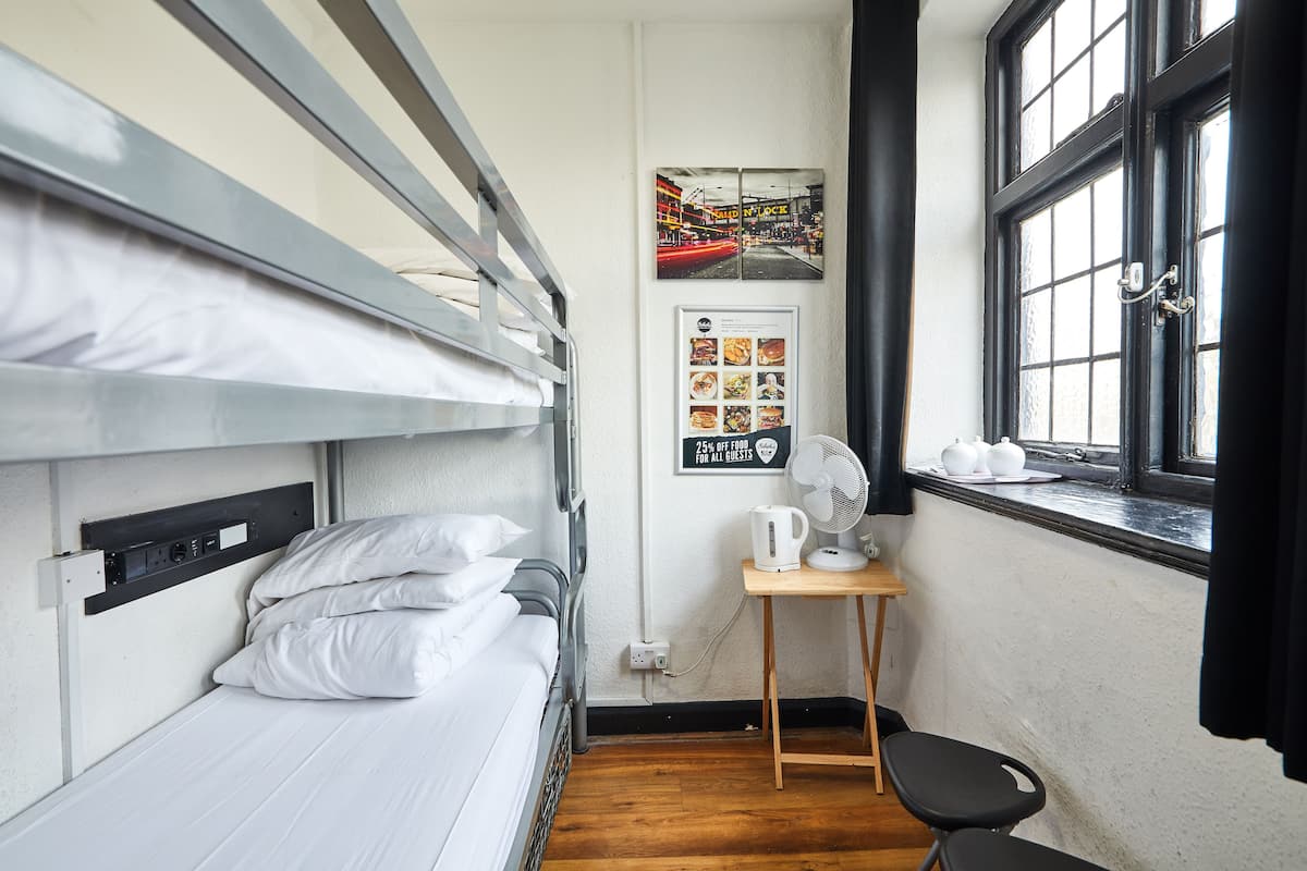 Private 2 Bunk Room, Shared Bathroom | Wi-Fi gratuit, draps fournis