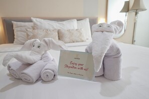 1 bedroom, minibar, desk, laptop workspace - Gunawangsa Manyar Hotel Surabaya (Surabaya)