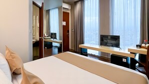 Deluxe Executive | Skrivebord, skrivebord for bærbar PC, lydisolert og strykejern/-brett