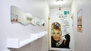 A hallway with a mirror, a quote poster, and a framed picture. - St Christopher's Inn Hammersmith (London)