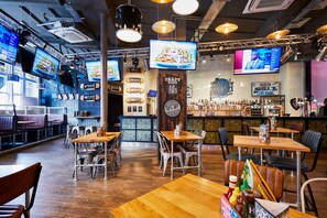 Phục vụ bữa sáng, bữa trưa và bữa tối