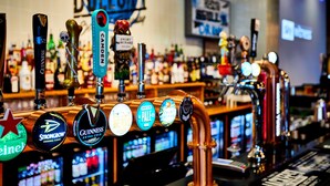 A bar with multiple beer taps, including brands like Guinness and Strongbow. - St Christopher's Inn Hammersmith (London)