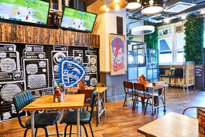 Serves breakfast, lunch and dinner - St Christopher's Inn, Hammersmith - Hostel (London)