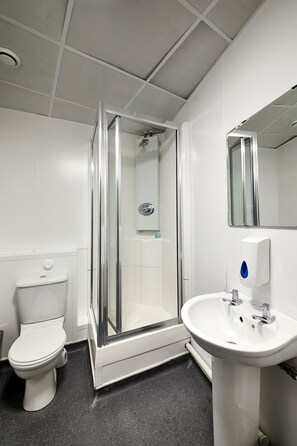 Shower, hair dryer, towels - St Christopher's Inn, Hammersmith - Hostel (London)