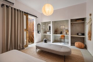 Deluxe-sviitti, 1 suuri parisänky, terassi | Allergiatestatut vuodevaatteet, tallelokero huoneessa