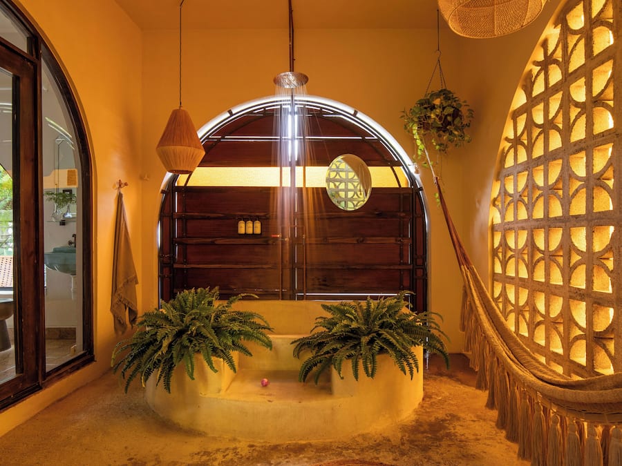 Suíte romântica, 1 cama King, terraço, vista para o jardim | Banheiro | Produtos de toalete biodegradáveis, secador de cabelo, toalhas de banho