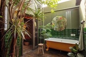Chambre romantique double, 1 grand lit, patio | Salle de bain | Articles de toilette écologiques, séchoir à cheveux, serviettes fournies
