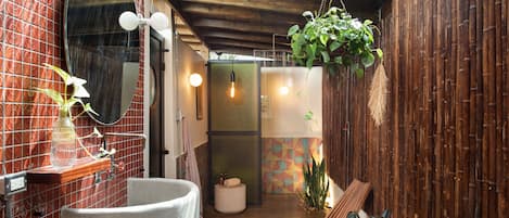 Superior-Zimmer, 1 Queen-Bett, Terrasse | Badezimmer | Umweltfreundliche Kosmetikartikel, Haartrockner, Handtücher, Seife