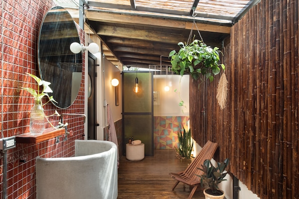 Habitació superior, 1 llit de matrimoni, terrassa | Bany | Articles de tocador respectuosos amb el medi ambient