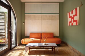 供應早餐及早午餐；素菜