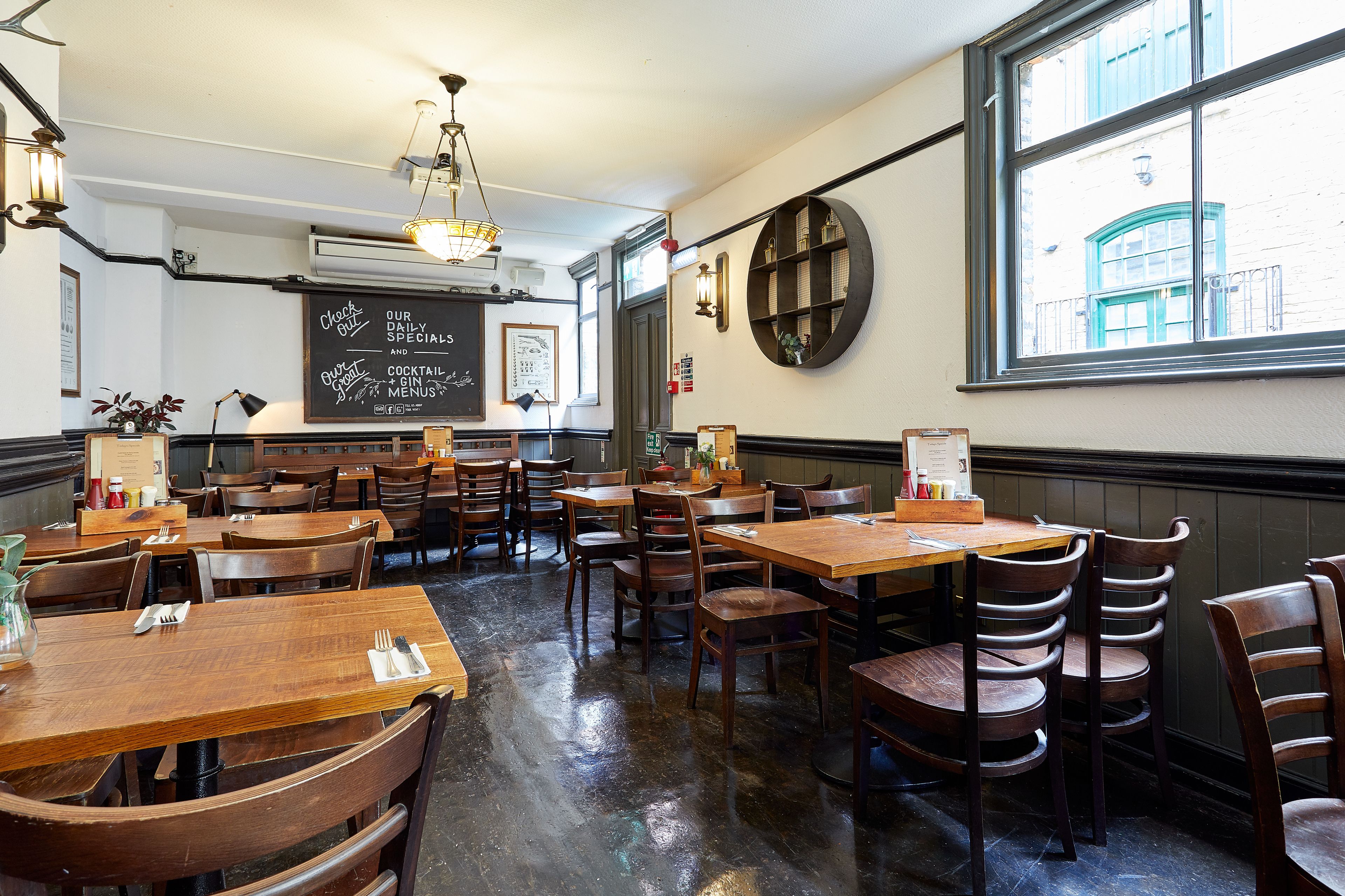 Déjeuner et dîner servis sur place, spécialités Cuisine anglaise