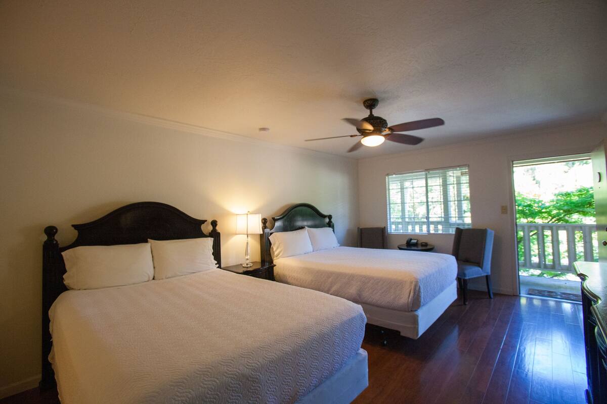 Standard Room (Two Queen Beds) | 1 bilik tidur, meja, ruang kerja komputer riba, Wi-fi percuma 