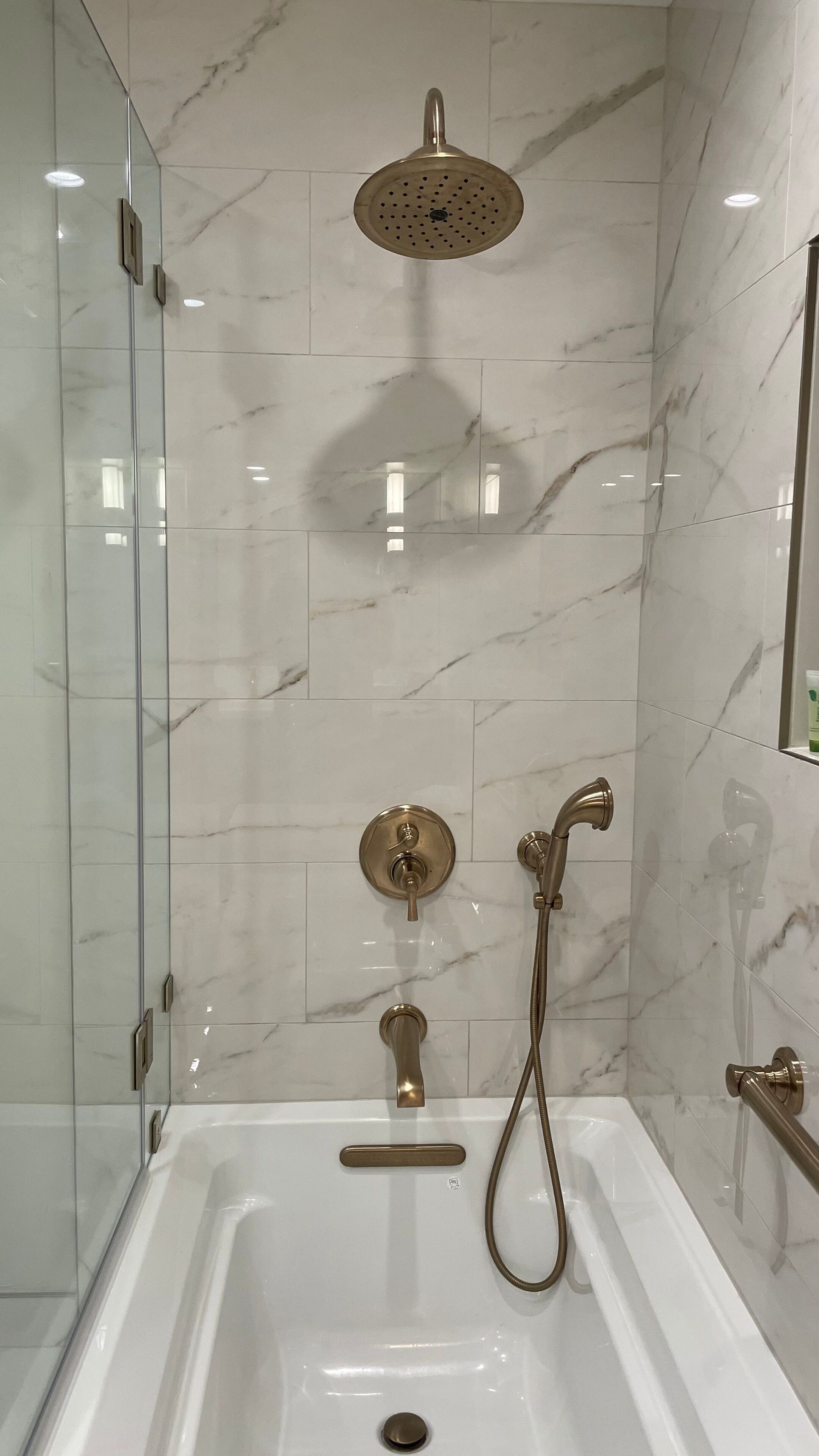 combined shower/bathtub, rainfall showerhead, free toiletries