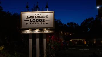 Segnale per 'The Jack London Lodge' con la dicitura 'Hotel, Ristorante, Saloon'.