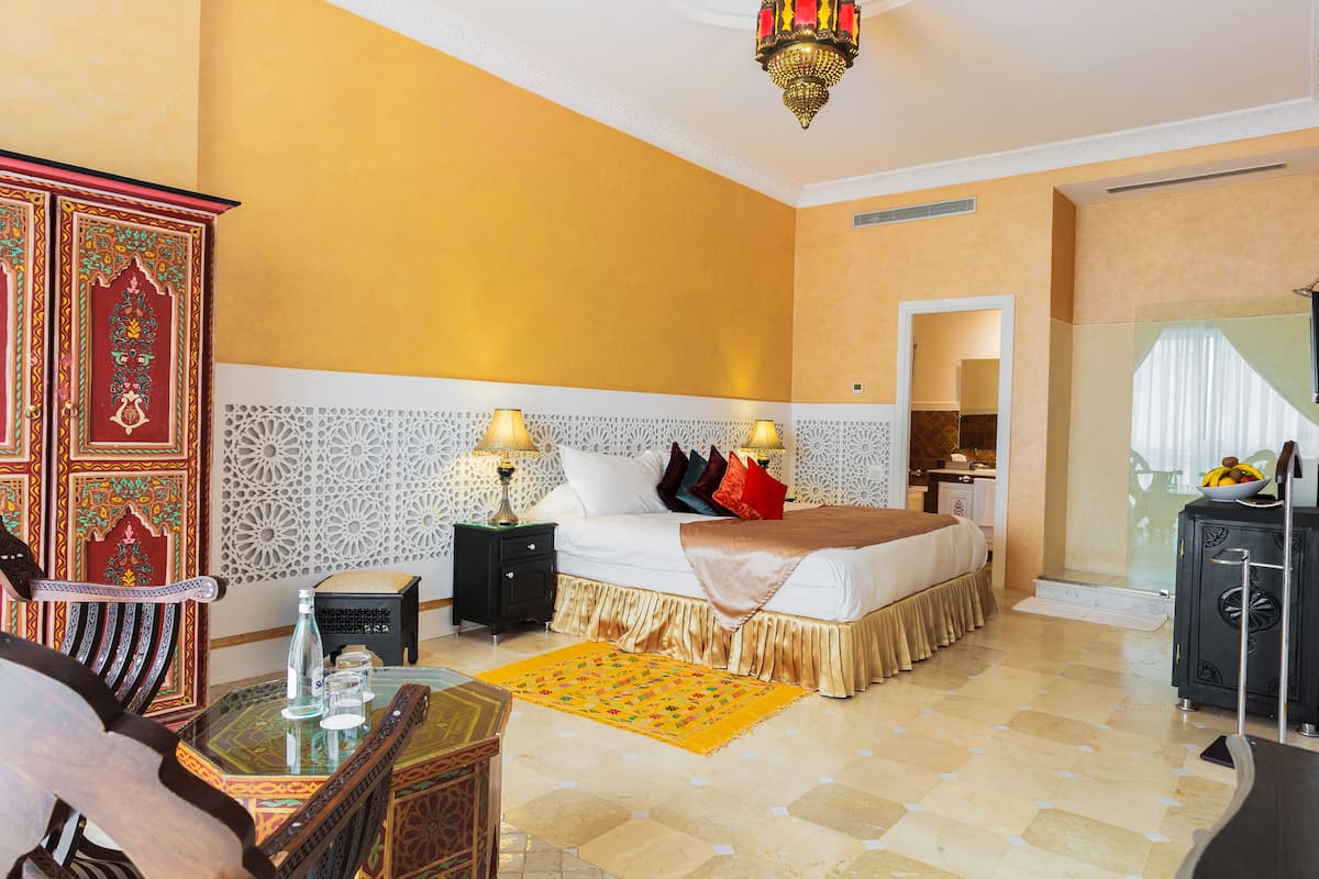 Senior Suite | Premium bedding, minibar, blackout drapes, free WiFi