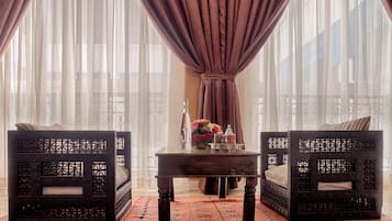 Junior suite (Patio View) | Woonruimte | Een televisie
