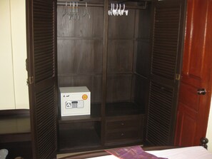 標準客房, 1 張特大雙人床 | 迷你吧贈品、房內夾萬、書桌、手提電腦工作空間