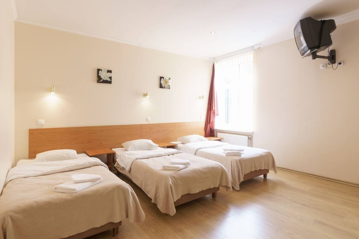 Dreibettzimmer | Bügeleisen/Bügelbrett, kostenloses WLAN, Bettwäsche