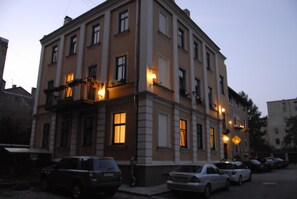Fassade der Unterkunft – Abend/Nacht