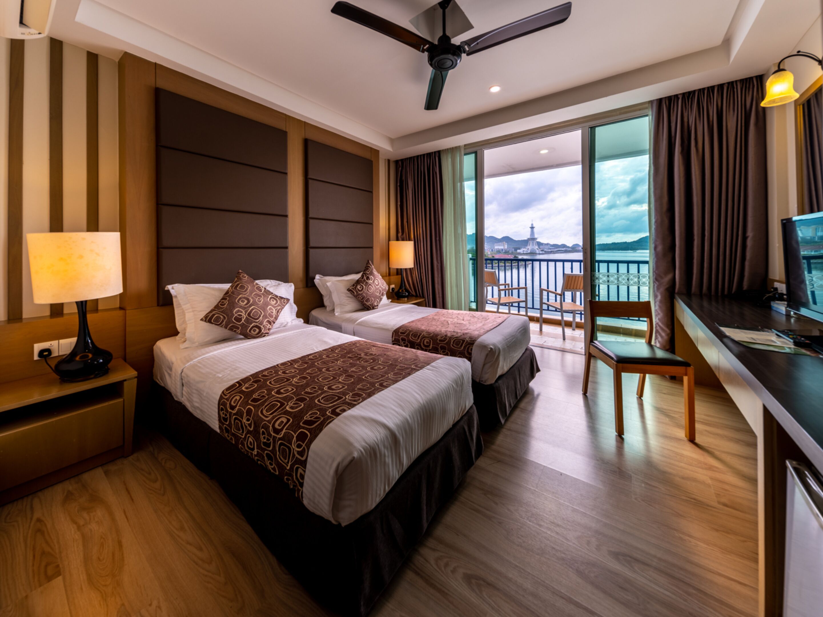 Executive Deluxe, Sea View | Minibar, in-room safe, desk, free WiFi