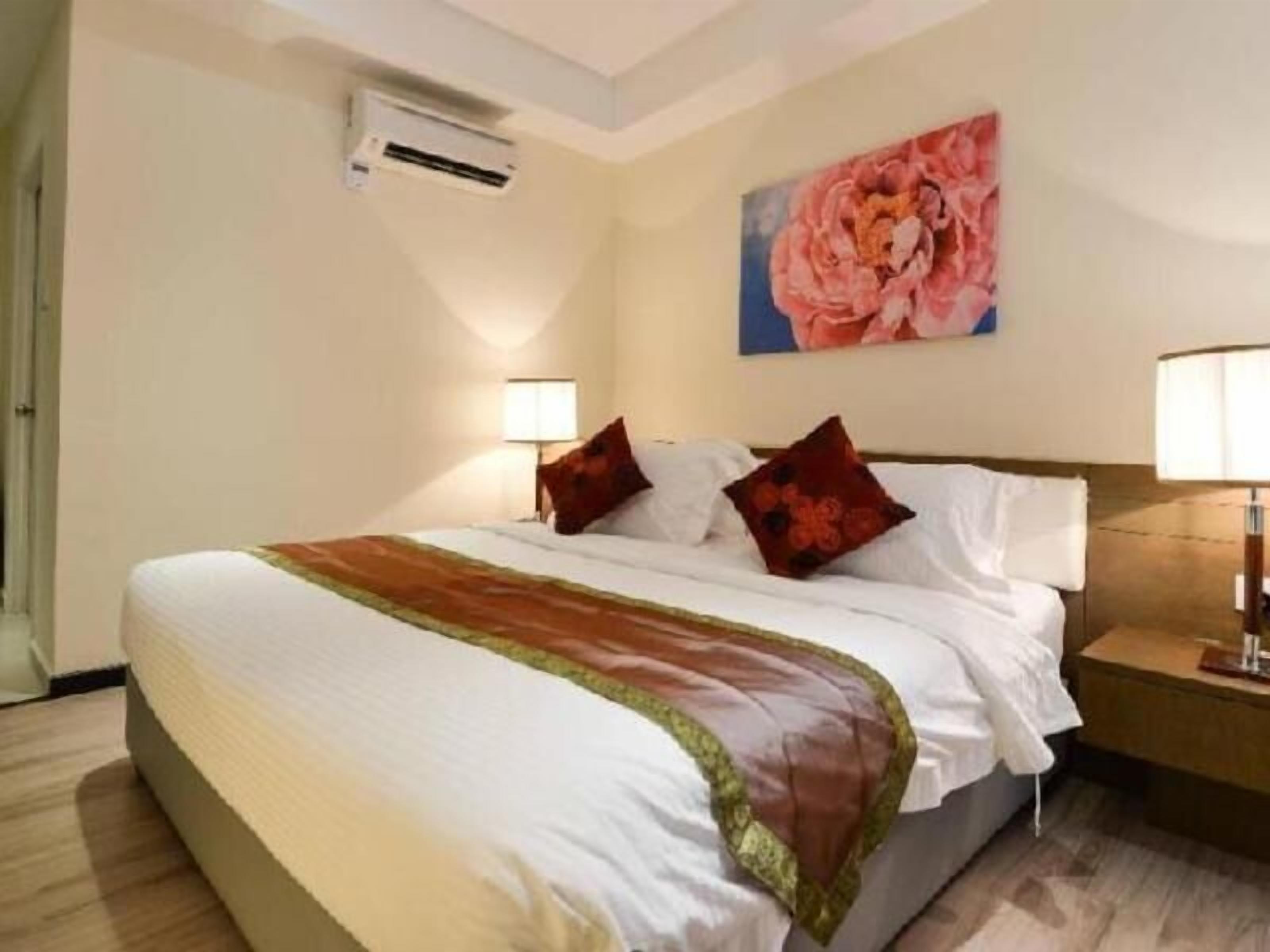 Minibar, safe på rommet, skrivebord og wi-fi (inkludert)