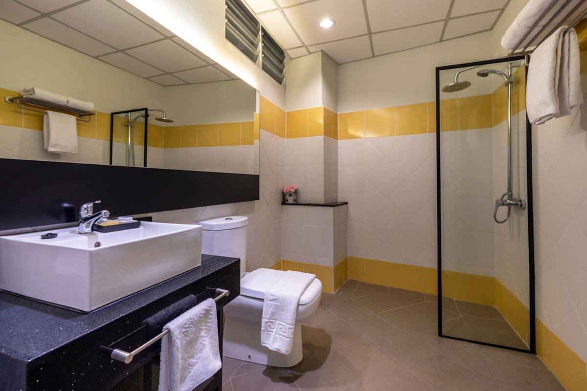 Bad | Dusj, toalettartikler (inkludert), hårføner og tøfler