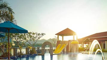 2 outdoor pools