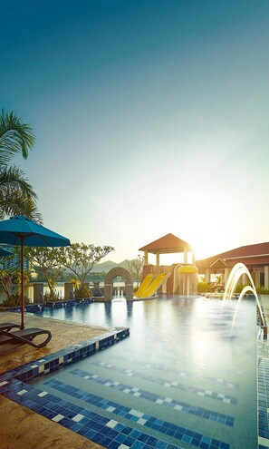 2 outdoor pools