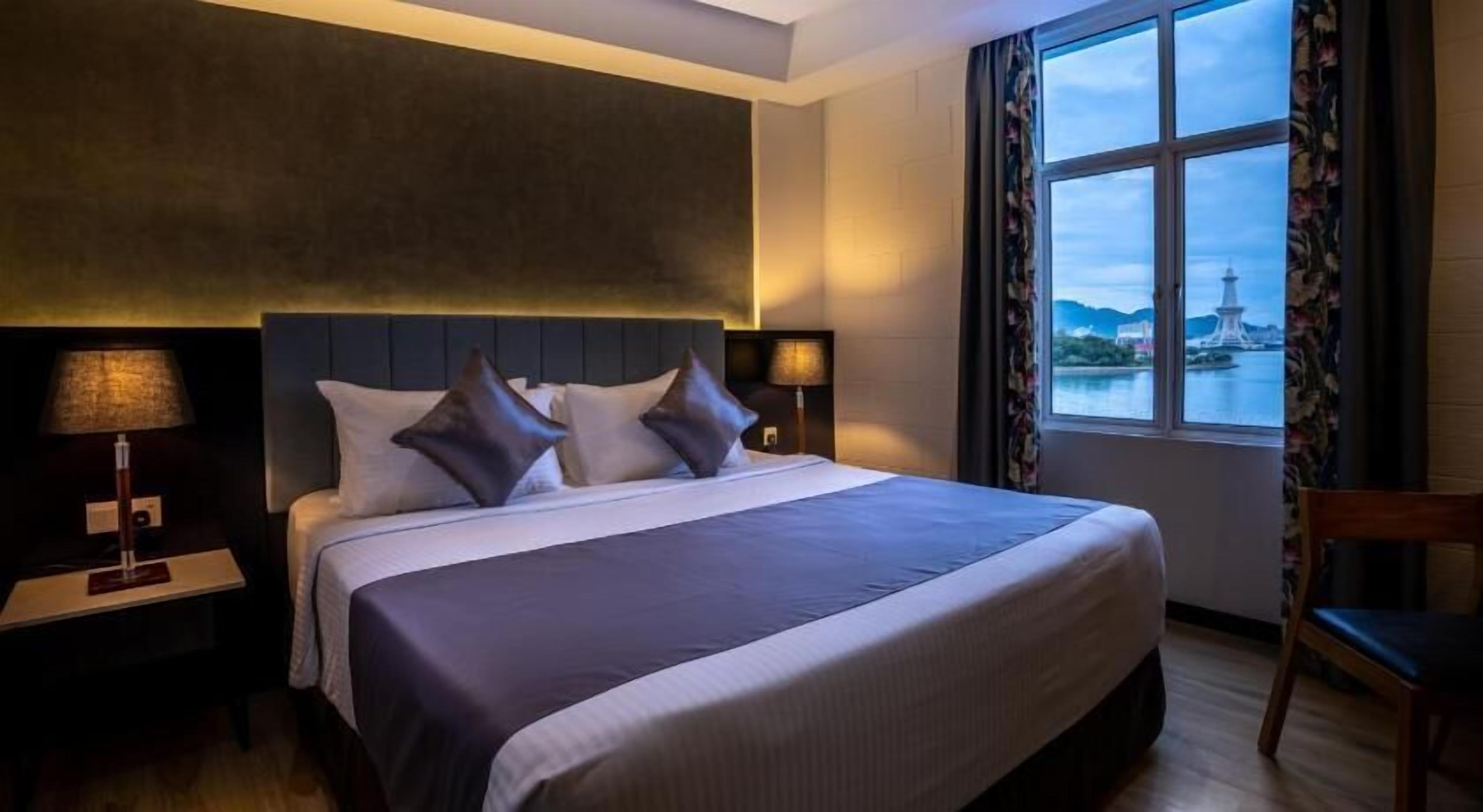 Minibar, in-room safe, desk, free WiFi